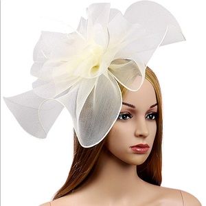 Elegant Flower Feather and Veil Fascinator